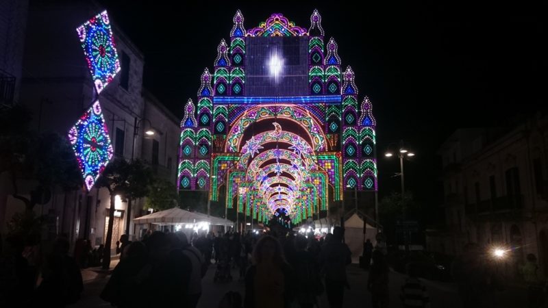 lichtbogen bij een festival Cisternino met veel gekleurde lichtjes